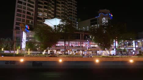 Die-Verkehrssituation-Vor-Einem-Einkaufszentrum-In-Einer-Der-Belebtesten-Straßen-Mitten-In-Bangkok,-Thailand