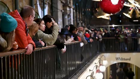 Viendo-La-Banda-En-Covent-Garden-Antes-De-Navidad,-Londres,-Reino-Unido