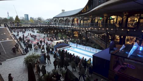 Patio-De-Caídas-De-Carbones-Con-Navidad-Festiva-Y-Pista-De-Patinaje-Al-Aire-Libre-En-Kings-Cross