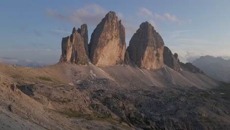 Toma-Aérea-Panorámica-De-La-Montaña-Tre-Cime-Con-Drones-En-Los-Alpes-Italianos,-Dolomitas-Durante-La-Puesta-De-Sol