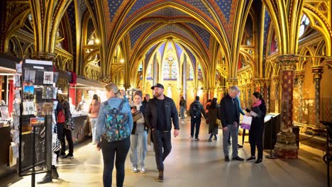 Menschen,-Die-Durch-Die-Untere-Kapelle-Der-Sainte-Chapelle-Kirche-In-Paris,-Frankreich,-Gehen-–-Handheld