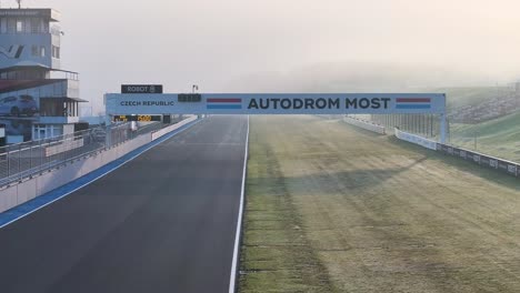 Gerade-Asphaltstrecke-Mit-Schild-über-Der-Start--Und-Ziellinie-Am-Rennpolygon