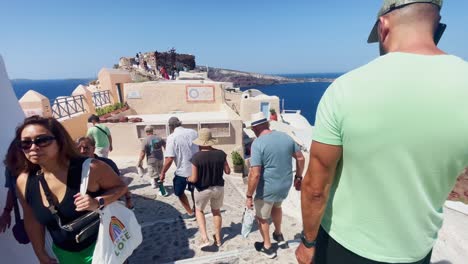 Oia-Santorini-Grecia-Isla-Viaje-Turístico-Paseo-Inmersivo,-Europa,-4k-|-Griego,-Egeo,-Mar,-Acantilado,-Océano,-Ciudad,-Vacaciones,-Compras,-Blanco,-Mármol,-Multitud,-Flores,-Viajero,-Gente,-Escalera,-Colina