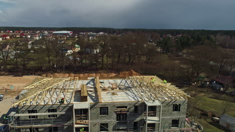 Trabajadores-En-Un-Moderno-Sitio-De-Construcción-De-Condominios,-Día-Soleado-En-Letonia---Vista-Aérea