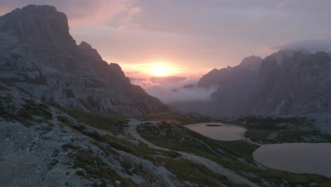 Antenas-Tre-Cime-4k-Con-Vista-Al-Lago-Y-A-La-Montaña-Durante-El-Amanecer