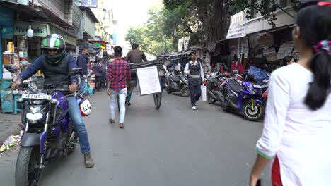 El-Rickshaw-De-Mano-Es-Uno-De-Los-Vehículos-Más-Antiguos-De-Calcuta.