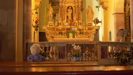 Alte-Dame-Betet-In-Einer-Christlichen-Kirche