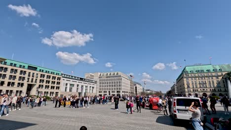 Belebte-Szene-Am-Pariser-Platz-Mit-Touristen,-Die-An-Einem-Sonnigen-Tag-Im-April-2023-Zu-Besuch-Sind