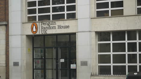 Medio-Cerca-De-La-Oficina-Central-De-Penguin-Random-House-En-Pamlico-Londres-Es-Un-Conglomerado-Multinacional-Americano-Editorial