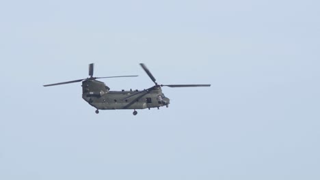 Zoomaufnahme-Einer-Boeing-Chinook,-Die-In-Zeitlupe-Fliegt