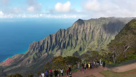 Drohne-Fliegt-über-Den-Aussichtspunkt-Pu&#39;uo-Kila-Und-Die-Küste-Von-Na-Pali-In-Kauai