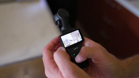 Primer-Plano-De-La-Mano-Operando-Y-Cambiando-La-Configuración-De-La-Cámara-Gimbal-Dji-Osmo-Pocket-3