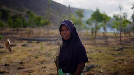 Porträt-Einer-Frau-In-Lomboks-Ländlicher-Landschaft