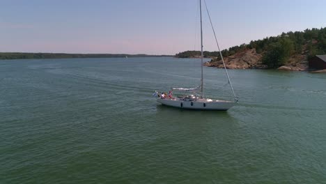 Velero-En-El-Mar-Báltico,-Aéreo,-órbita,-Disparo-De-Drone,-Panorámica-Alrededor-De-Un-Barco-En-El-Archipiélago-Finlandés,-Cerca-De-La-Isla-Hogsara,-En-Un-Día-Soleado-De-Verano,-En-Varsinais-suomi,-Finlandia