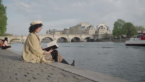 Stilvolle,-Schöne-Frauen,-Die-Am-Ufer-Der-Seine-Ein-Buch-Lesen