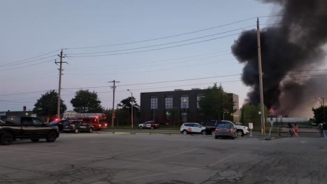 Camión-De-Bomberos-Con-Luces-De-Advertencia-Llega-Urgentemente-Al-Lugar-Del-Incendio,-Dramático