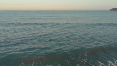 Localidades-Relajándose-En-Las-Tranquilas-Aguas-Del-Océano-De-La-Playa-De-Santinho-En-La-Serena-Hora-Dorada