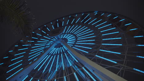 Cámara-Lenta-De-Luz-De-Neón,-Brillante,-Noria-En-El-Parque-De-Atracciones-Pacific-Park-En-El-Muelle-De-Santa-Mónica-En-California-Por-La-Noche