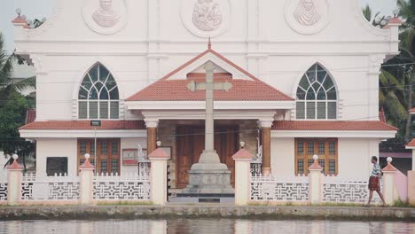 Fachada-Tradicional-De-Alleppey-Curch-Con-Vistas-Al-Río,-Remansos-De-Kerala,-India