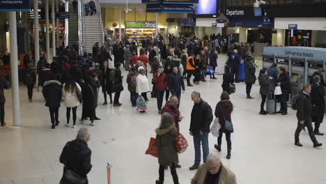 Absteigende-Aufnahme-Eines-Belebten-Bahnhofs-Voller-Pendler,-Waterloo-Station