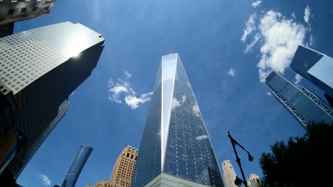 Timelapse-De-Un-Centro-De-Comercio-Mundial,-Con-Reflejos-Y-Nubes