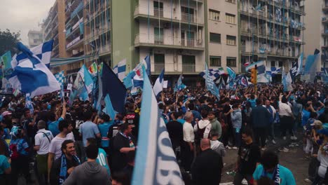 Aficionados-Masculinos-Celebrando-En-La-Carretera-De-Nápoles-La-Victoria-Del-Campeonato-Ondeando-Banderas-En-Italia,-De-Cerca