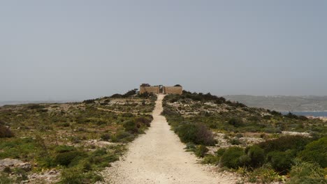 Edificio-Sobre-Una-Colina-Al-Final-Del-Camino-En-La-Isla-De-Comino