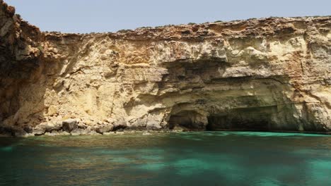 Toma-Estática-Del-Acantilado-En-Crystal-Lagoon,-Isla-De-Comino.