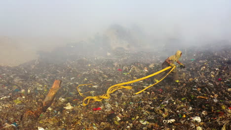 Vista-Aérea-De-Un-Bombero-Llevando-Una-Manguera-Hacia-Una-Excavadora,-Mientras-Luchaba-Contra-Un-Incendio-Forestal,-En-Santo-Domingo,-República-Dominicana.