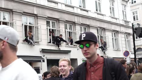 Los-Jóvenes-Asistentes-Al-Festival-Y-A-La-Fiesta-Disfrutan-De-La-Vida-En-Una-Fiesta-Callejera-Al-Aire-Libre-Bailando-Juntos,-Unidos-Como-Amigos.