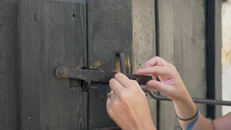 Cerrar-Una-Puerta-De-Madera-En-Cerdeña