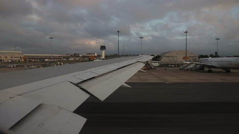 Avión-Gravando-En-El-Aeropuerto-De-Lisboa