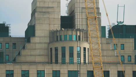 Primer-Plano-De-Las-Ventanas-De-La-Habitación-Del-Jefe-Del-Servicio-Secreto-De-Inteligencia-Mi6-En-Londres