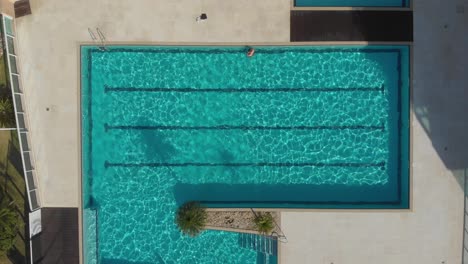 Disfrutando-De-Unas-Vacaciones-Nadando-En-La-Piscina-De-Lujo-De-Un-Resort-De-Tamaño-Mediano-En-Florianópolis,-Brasil