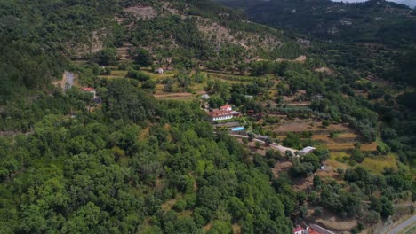 Hotel-Duero,-Fotografía-Aérea-Con-Drones,-Hacia-Un-Complejo-Turístico-Con-Un-Viñedo,-Una-Piscina-Y-Un-Jardín-De-Naranjos,-En-El-Río-Duero,-En-Un-Día-Parcialmente-Soleado