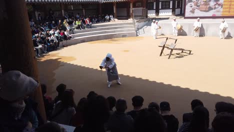 Koreanischer-Volkstanzschauspieler-Spricht-Zum-Publikum