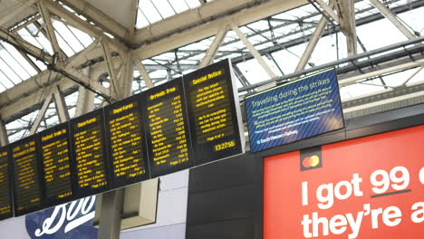 Horarios-De-Horarios-Paneles-Informativos-En-Una-Estación-De-Tren-De-Londres,-Gran-Bretaña.