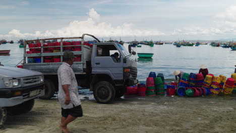 Transport-Von-Fischkörben-Zu-Den-Hauptmärkten-Vom-Strand-Von-Mui-Ne