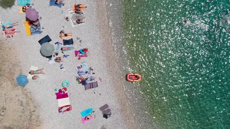 Sobrecarga-Aérea-De-Gente-Tomando-El-Sol-En-La-Playa-De-Dubovica,-Isla-De-Hvar,-Croacia