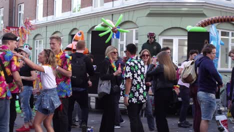 Los-Jóvenes-Asistentes-Al-Festival-Y-A-La-Fiesta-Disfrutan-De-La-Vida-En-Una-Fiesta-Callejera-Al-Aire-Libre-Bailando-Juntos,-Unidos-Como-Amigos.