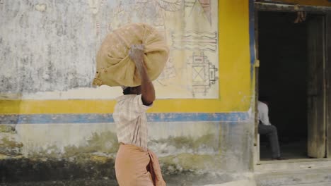 Persona-Que-Trabaja-En-El-Mercado-De-Jengibre-En-Fort-Kochi,-Kerala