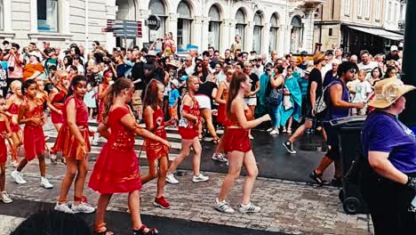 Tänzer-Und-Trommler-Beim-Karneval-In-Landskrona-Schweden,-Tanzen-Beim-Straßenkarneval