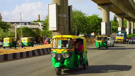 Stehend-Neben-Einer-Belebten-Straße-In-Bangalore,-Indien