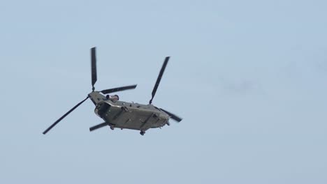 Zoomaufnahme-Der-Boeing-Chinook-Banking-In-Zeitlupe