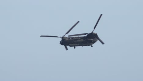 Toma-Ampliada-De-Un-Boeing-Chinook-Volando-En-Cámara-Lenta