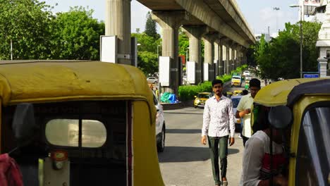 De-Pie-Junto-A-Una-Calle-Muy-Transitada-En-Bangalore,-India