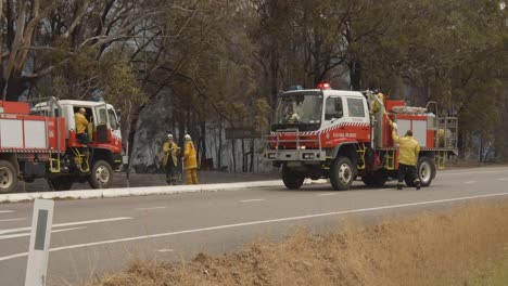 Rettungsdienste-Reagieren-Auf-Einen-Außer-Kontrolle-Geratenen-Brand-Auf-Dem-Land,-Der-Häuser-Zerstört