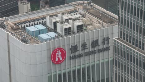 Hong-Kong-based-banking-and-financial-services-company,-Hang-Seng-Bank,-head-office-building-in-Hong-Kong's-financial-district