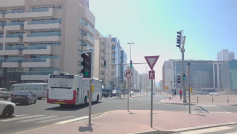 Vista-Cercana-De-La-Tierra-Durante-El-Día-En-El-Autobús-Rta-Con-Juntos-Superamos-Los-Desafíos-Logotipo-De-La-Campaña-De-Mohre-En-El-Tráfico-Cerca-Del-Centro-Comercial-De-La-Estación-Emirates-En-Dubai,-Emiratos-Árabes-Unidos,-En-Septiembre-De-2020