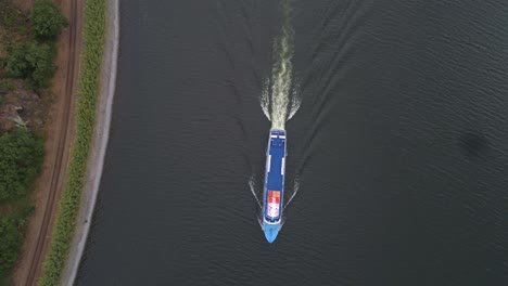 Ferry-Fluvial,-Aéreo,-De-Arriba-Hacia-Abajo,-Disparo-De-Drone,-Sobre-Un-Crucero-Por-El-Río-Duero,-En-Un-Día-Nublado